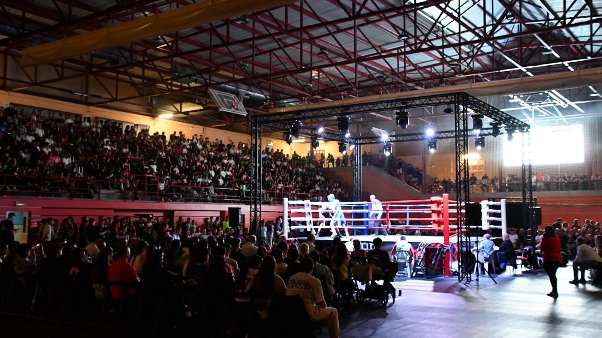 Cientos de vecinos disfrutaron de una velada de boxeo amateur con 15 combates en el pabellón La Dehesa