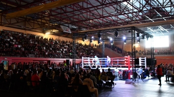Cientos de vecinos disfrutaron de una velada de boxeo amateur con 15 combates en el pabellón La Dehesa