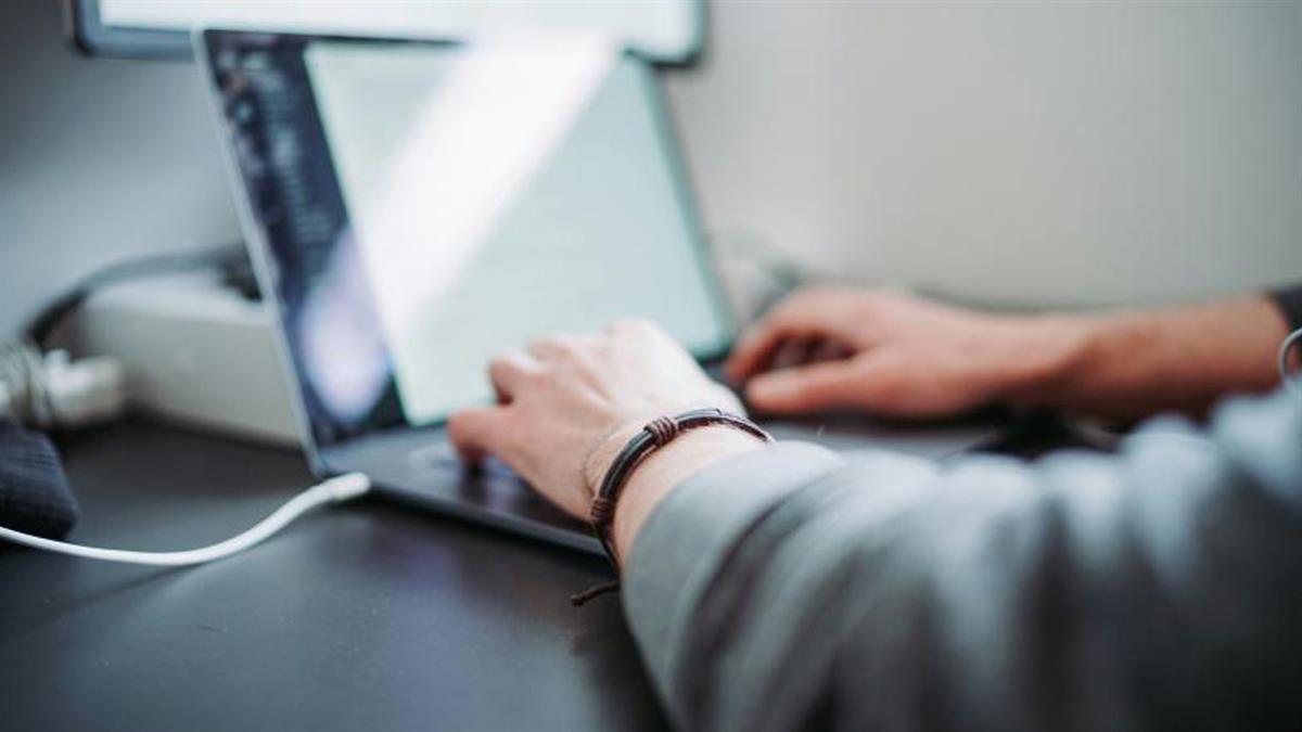 Se han adquirido ordenadores portátiles, maletines, pantallas y un proyector