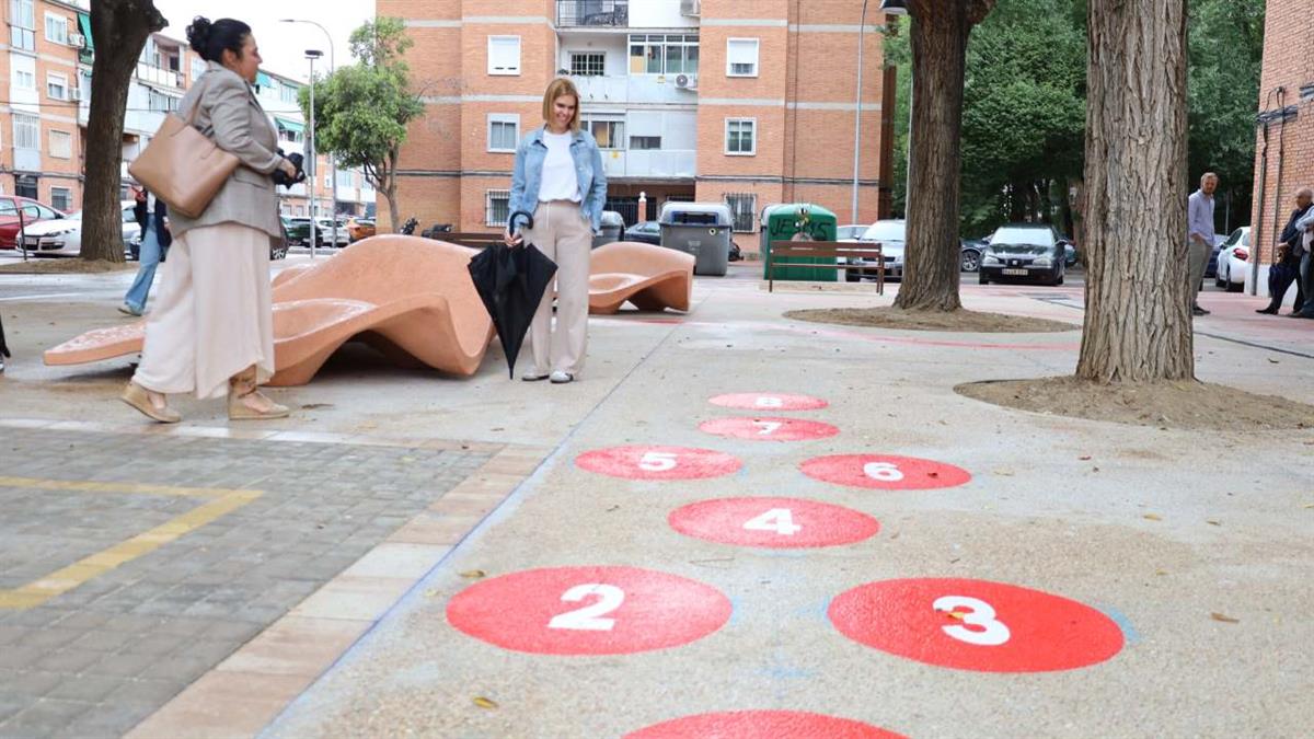 La regidora ha visitado la finalización de los trabajos en una de las plazas de la calle Nuestra Señora del Belén 