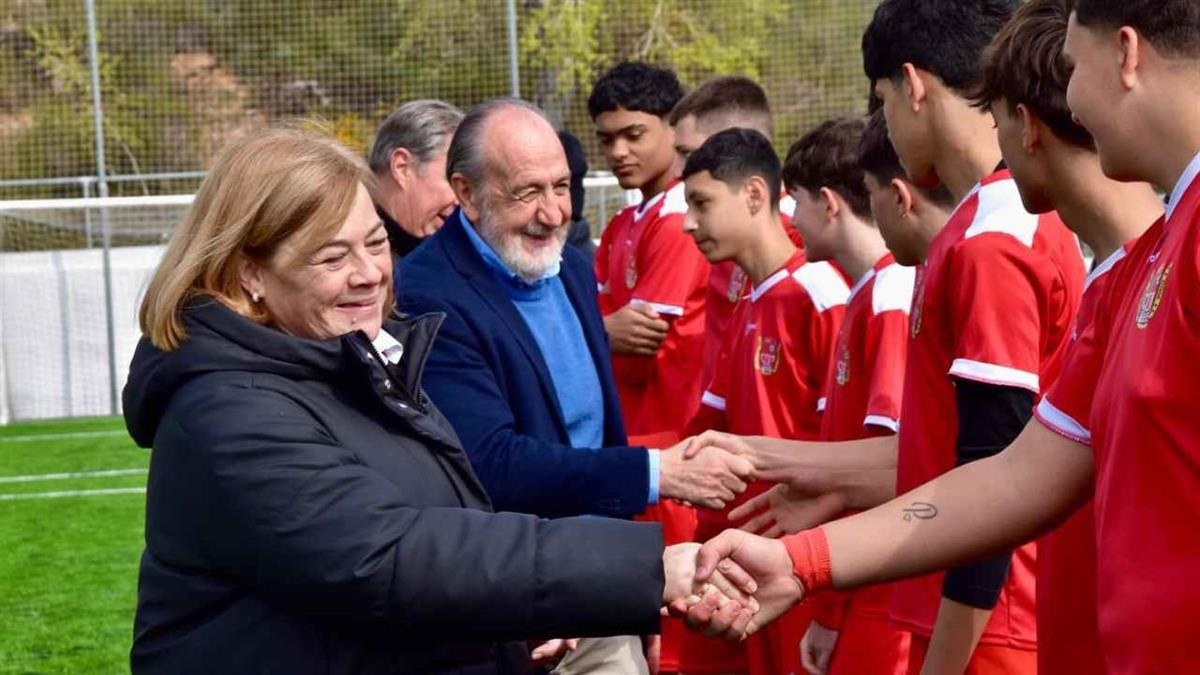 Paco Díez y Gloria de la Torre fueron los encargados de realizar el saque de honor que inauguró el renovado terreno de juego 
