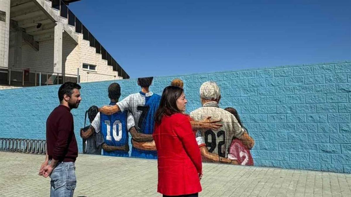 Se está elaborando un mural en el muro exterior 