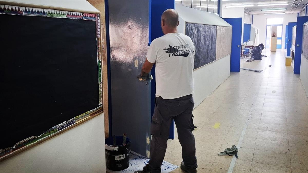 Se están realizando labores de pintura de espacios comunes, aulas y otros elementos en interior