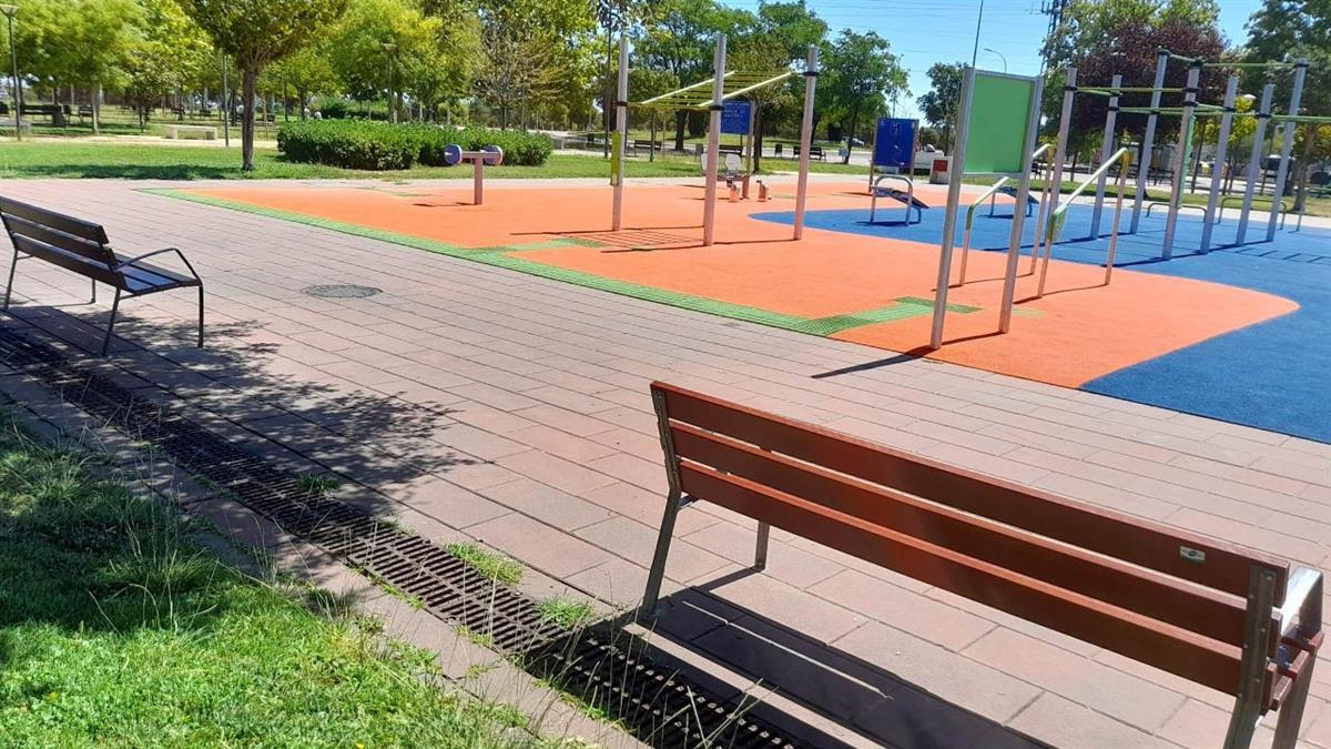 Se han instalado mesas de ajedrez y ping-pong para la práctica deportiva