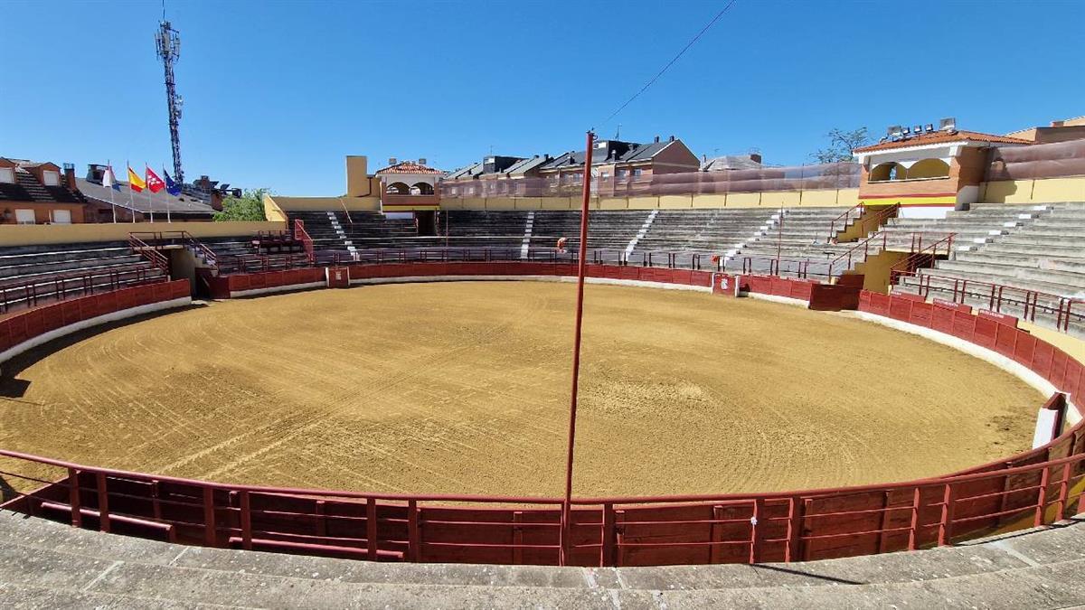 El Consistorio ha desbrozado y limpiado el ruedo, así como el resto del recinto. También se ha mejorado el albero con distintas intervenciones