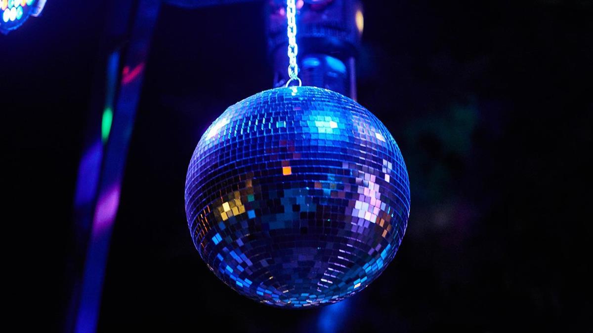 La joven, de 17 años, recuerda que dos hombres la siguieron al baño de la discoteca y le realizaron tocamientos 