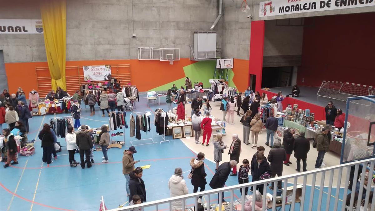 El Pabellón Deportivo de Moraleja ha acogido un mercadillo de segunda mano organizado por los propios vecinos de nuestro pueblo