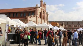 Gastronomía y venta de productos locales en la plaza del centro de creación contemporánea