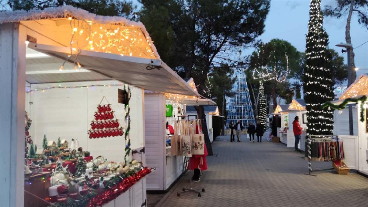 Una veintena de comerciantes de la ciudad exponen estos días sus artículos y productos con los que sorprender estas navidades