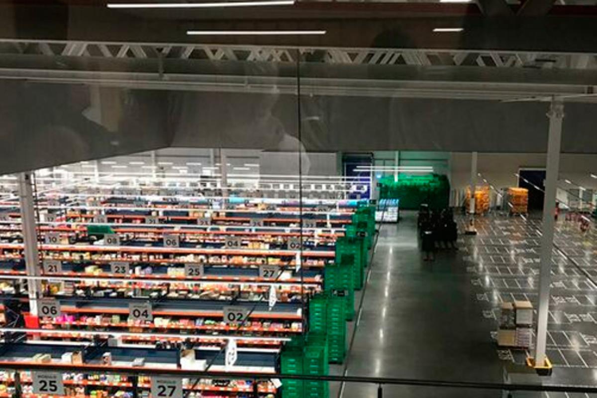 La distribuidora valenciana busca también personal de supermercado para trabajar durante el verano