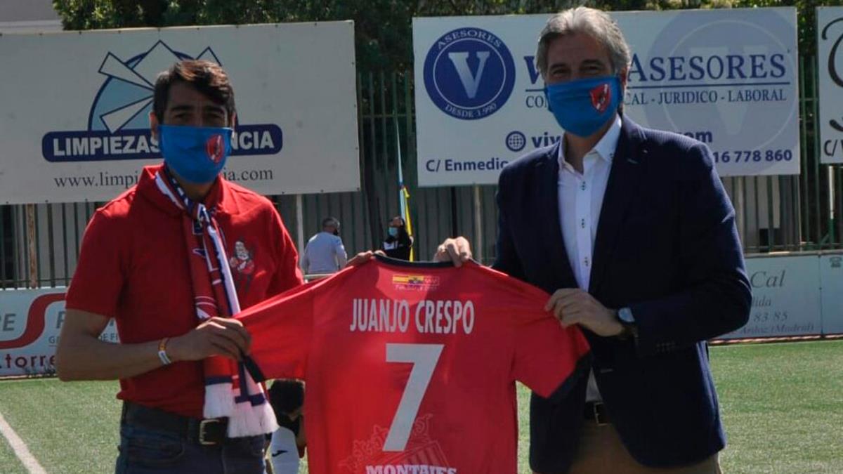 El club torrejonero le invitó a hacer el saque de honor y le regaló una camiseta