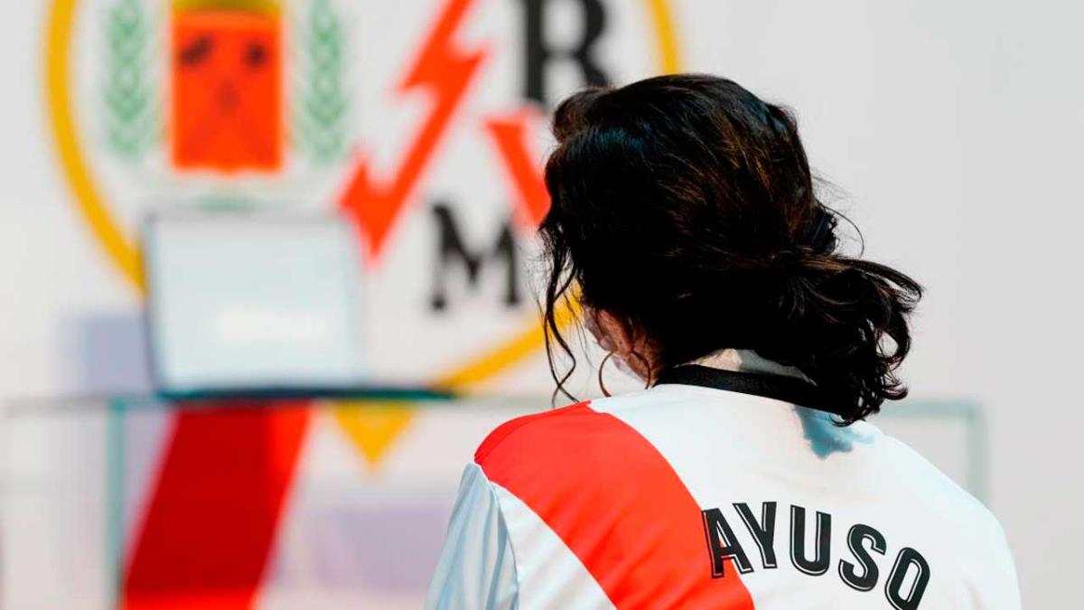 La presidenta regional, Isabel Díaz Ayuso, recibió al equipo vallecano