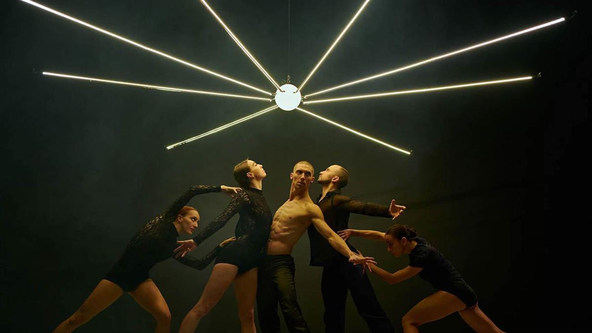 Destaca en ámbitos como mejor coreografía, composición musical, diseño de espacio e iluminación