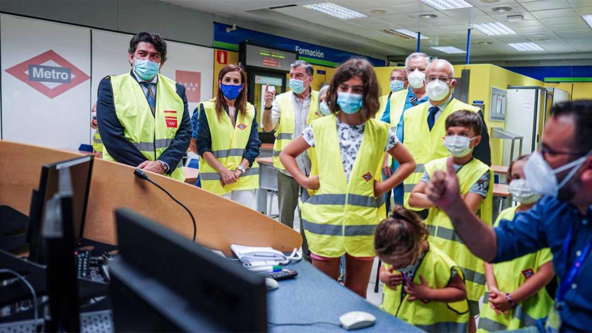 Los abuelos han recibido como obsequio una lámina del mural del ilustrador valenciano Paco Roca instalado en uno de los pasillos de la estación de Metro de Plaza de Castilla
