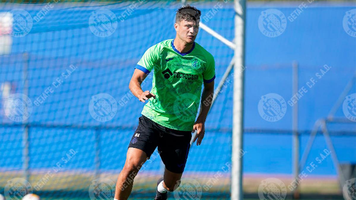 El central jugará una campaña fuera del club azulón