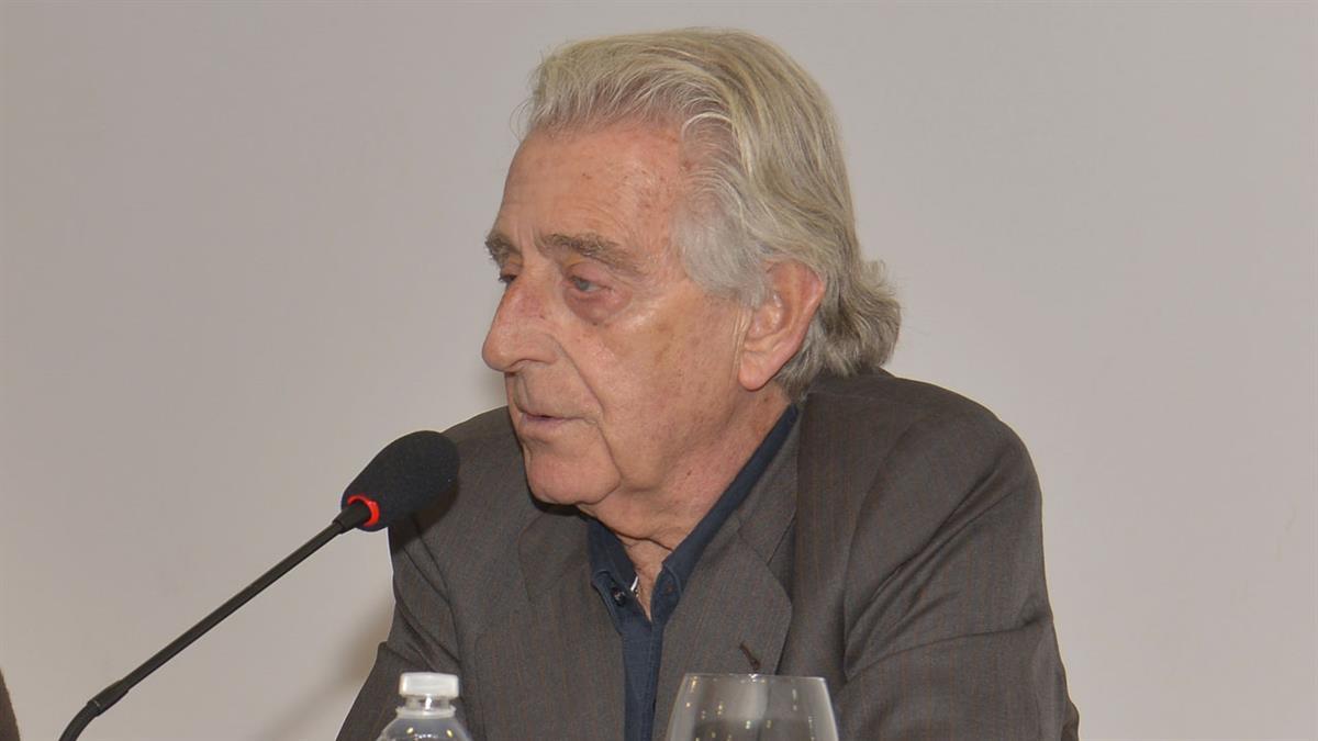 El periodista y escritor valdemoreño presentó su primera novela en la Biblioteca Ana María Matute