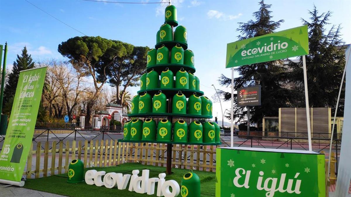 Para ello, se ha instalado en la Plaza Mayor de Torrejón de Ardoz un árbol de 4 metros de altura formado por miniglús