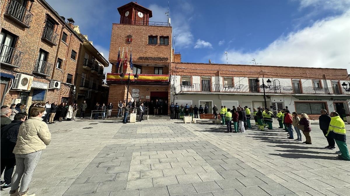 El consistorio se suma a la petición de la FEMP y se ha guardado un minuto de silencio en recuerdo de los agentes