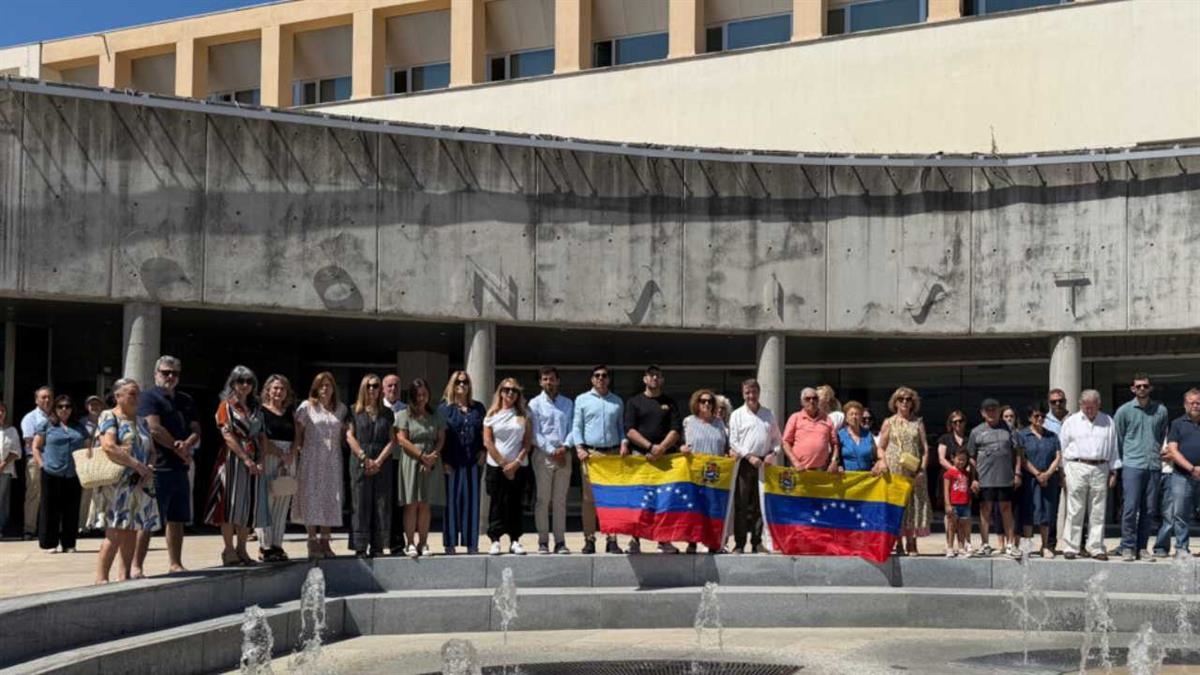 El consistorio ha guardo un minuto de silencio tras los devastadores terremotos