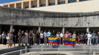 El consistorio ha guardo un minuto de silencio tras los devastadores terremotos