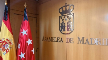 Las banderas ondean a media asta y se todos los grupos parlamentarios han guardado un minuto de silencio