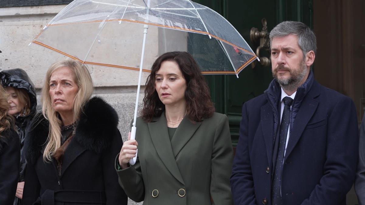 Ayuso preside el minuto de silencio por las víctimas del accidente ferroviario de Adamuz