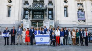El alcalde, José Luis Martínez-Almeida, ha presidido el acto en la explanada frente a CentroCentro, en la plaza de Cibeles