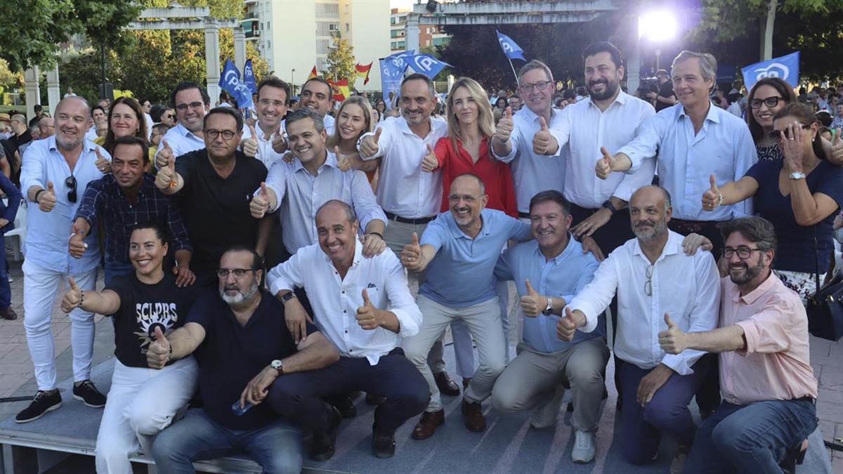 Alfonso Serrano y Cayetana Álvarez de Toledo acompañan a Bautista en el acto de campaña