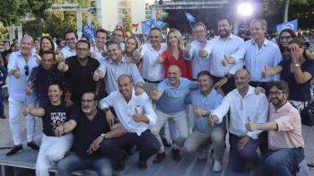 Alfonso Serrano y Cayetana Álvarez de Toledo acompañan a Bautista en el acto de campaña