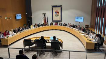 El PSOE y Más Madrid sacan adelante una moción que pide a la Comunidad más financiación y recursos, con el voto en contra de PP y Vox