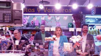 La vicealcaldesa de Madrid y alcaldesa en funciones, Inma Sanz, ha visitado el Mercado de Villa de Vallecas acompañada por el concejal del distrito, Carlos González
