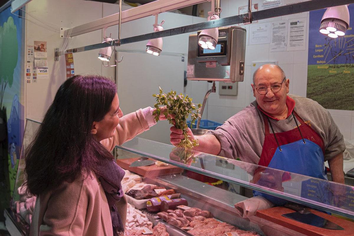 Monasterio escucha a los vecinos de Latina que denuncian la falta de seguridad 