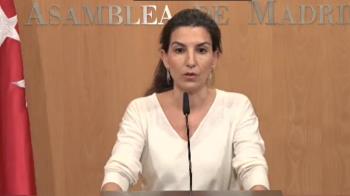 La líder de VOX denuncia la "vergüenza" de que los políticos no trabajen mientras los españoles levantan la persiana cada día