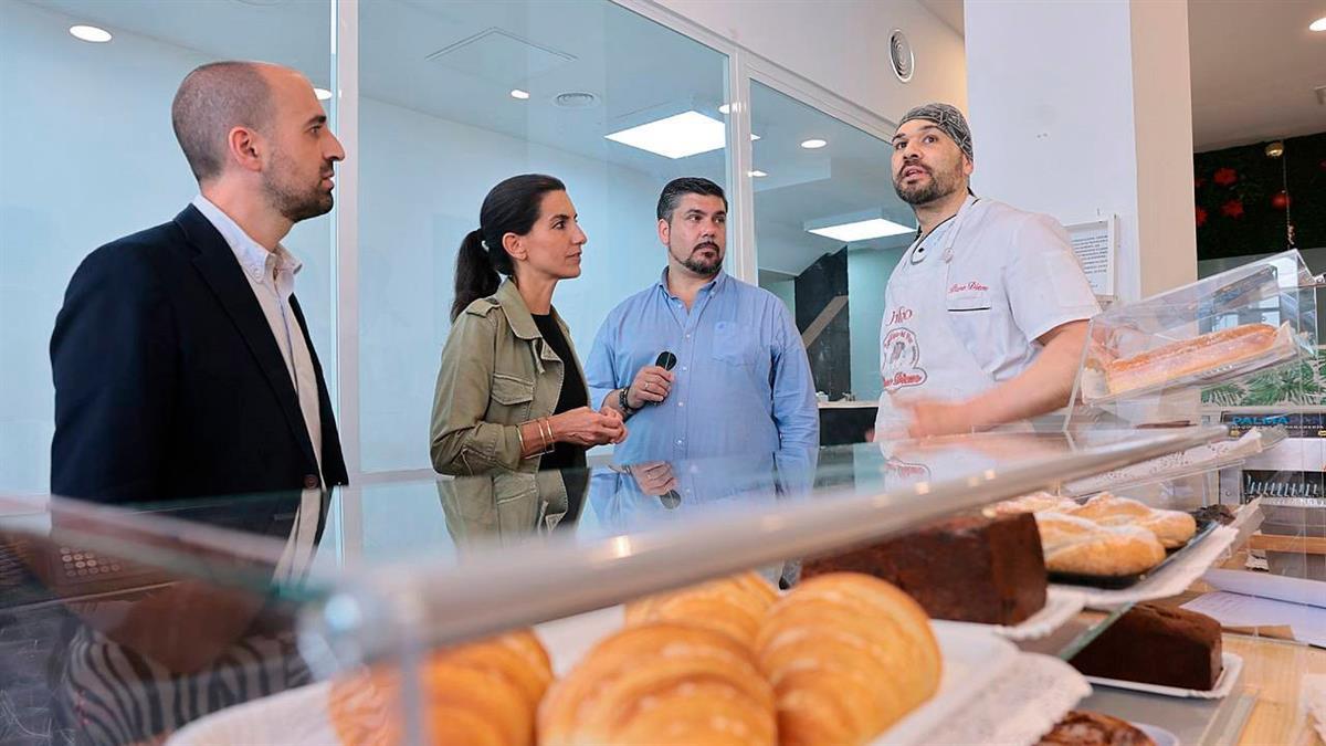 La candidata de VOX a la presidencia de la región visita Majadahonda