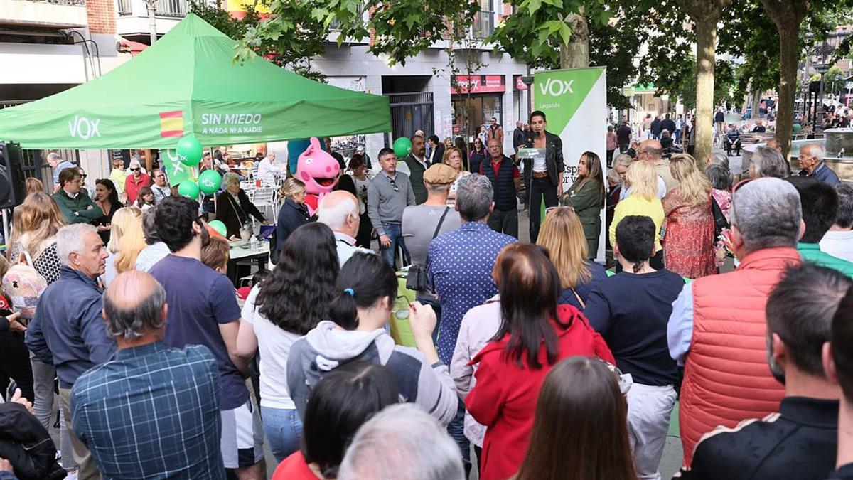 La candidata a la presidencia de la Comunidad ha recibido las preocupaciones de los vecinos 