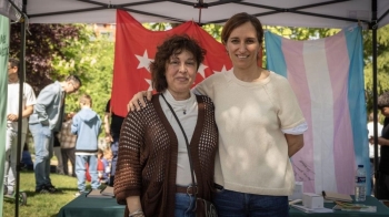 La líder de Más Madrid visitó el mercadillo de Loranca junto a la concejala Beatriz del Pozo tras anunciar su candidatura a la Comunidad de Madrid