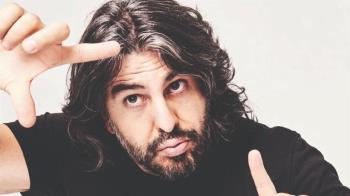 Plantea diversas situaciones adversas de la vida cotidiana en clave de humor