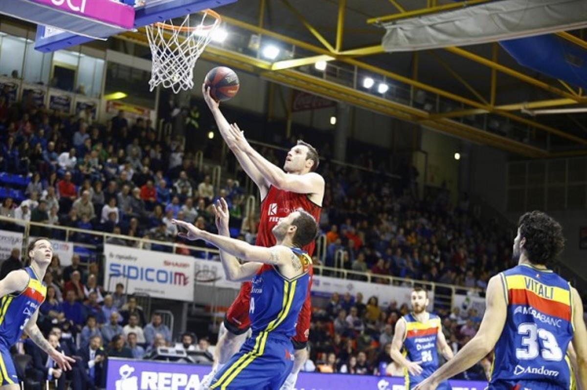 el equipo pirenaico se lleva una victoria gracias a varios triples finales