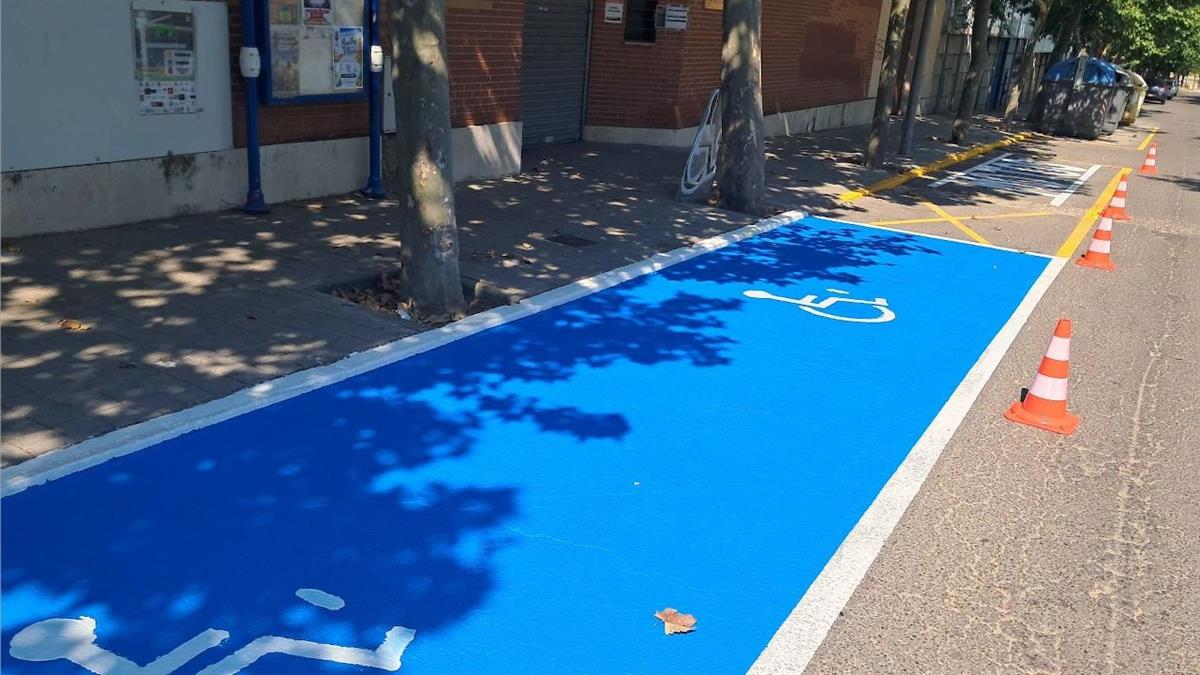 El Ayuntamiento ha repintado pasos de peatones, marcas viales y plazas reservadas para personas con movilidad reducida para reforzar la seguridad de peatones y conductores