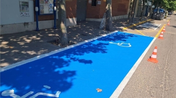 El Ayuntamiento ha repintado pasos de peatones, marcas viales y plazas reservadas para personas con movilidad reducida para reforzar la seguridad de peatones y conductores