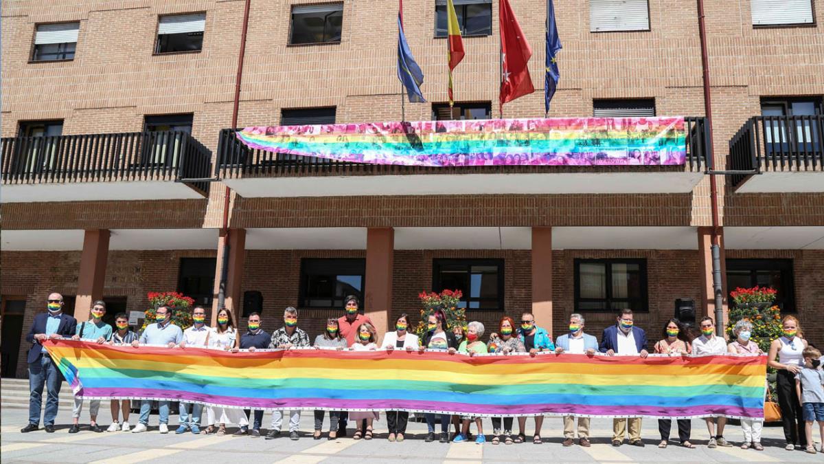 El Consistorio ha desplegado la bandera del Orgullo en el balcón del Ayuntamiento