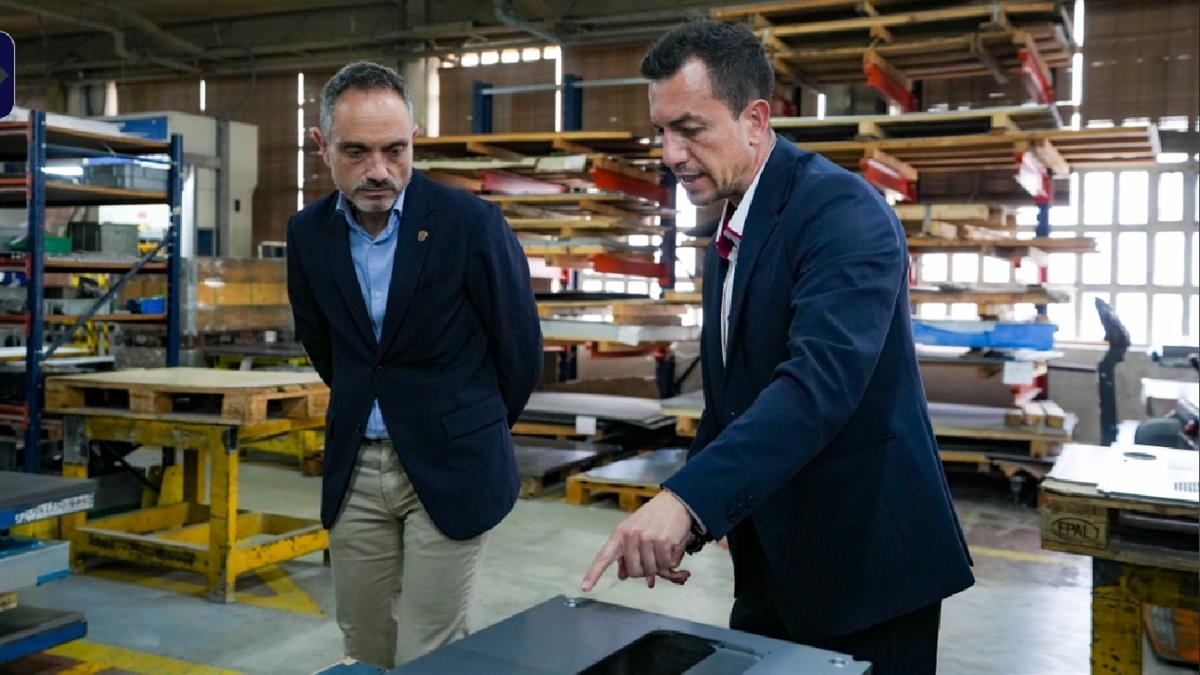 El alcalde realiza distintas visitas para apoyar el comercio y la industria local
