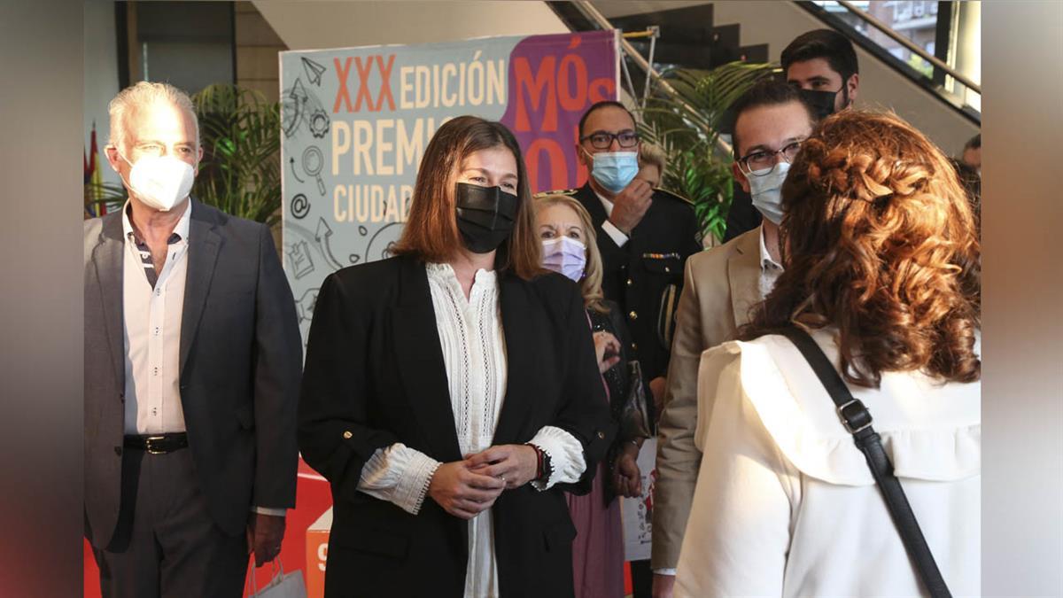 En un acto presidido por la alcaldesa en el Teatro del Bosque