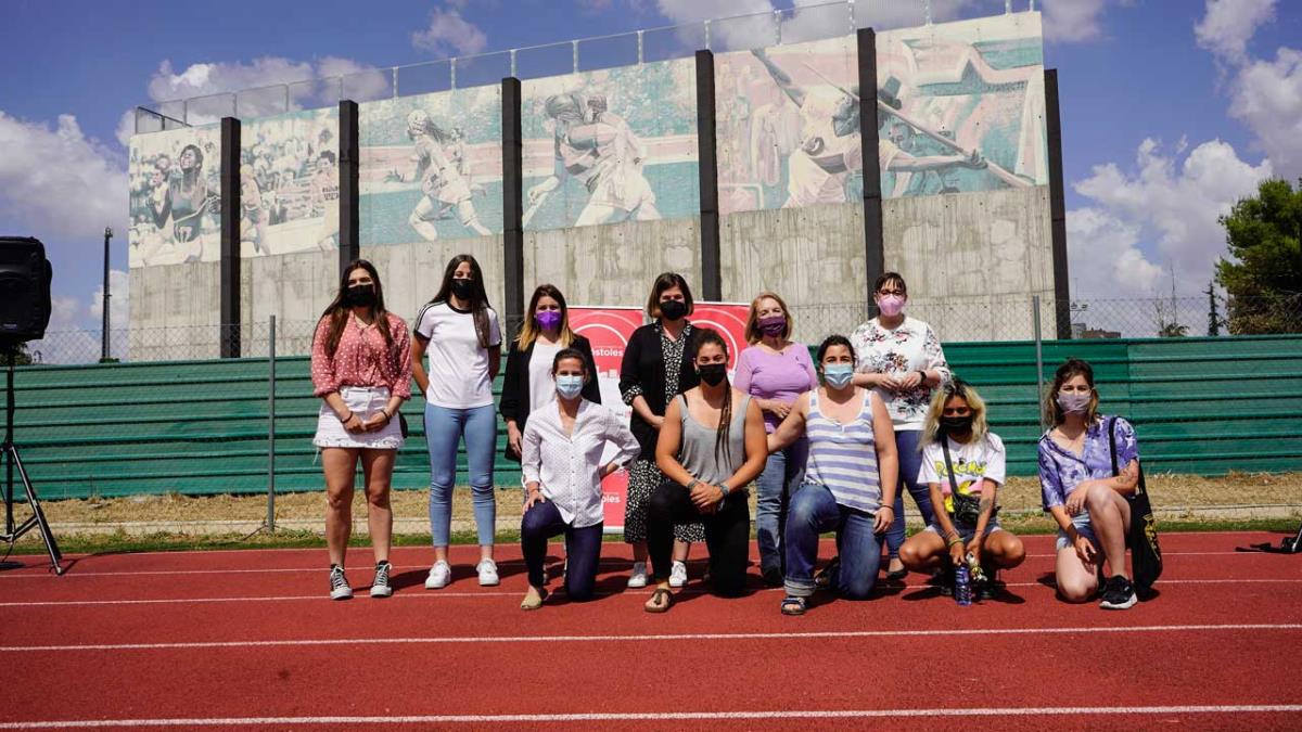 La ilustración está ubicada en uno de los muros del Polideportivo Andrés Torrejón