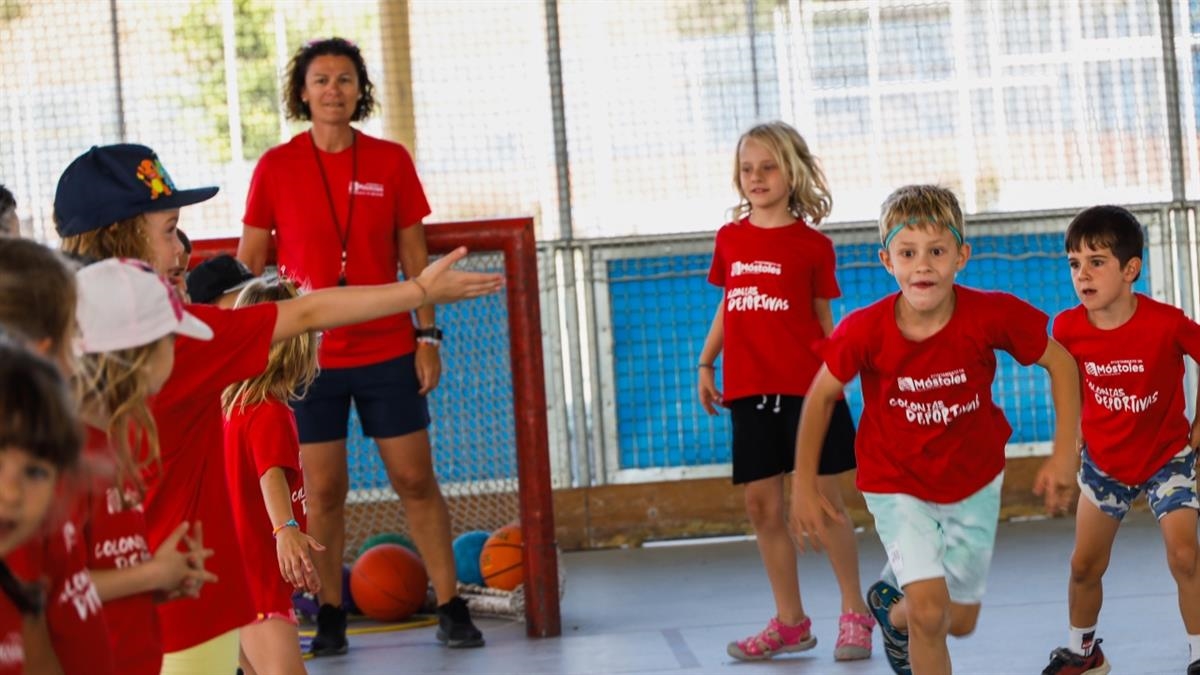Se ofrecerán, por quincena, 250 plazas en el polideportivo Villafontana y otras 150 en el polideportivo Andrés Torrejón