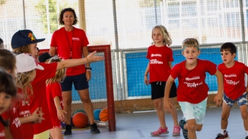 Se ofrecerán, por quincena, 250 plazas en el polideportivo Villafontana y otras 150 en el polideportivo Andrés Torrejón
