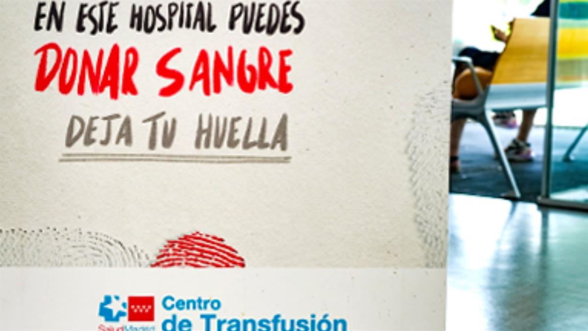 El alcalde de Móstoles acude a donar sangre al Hospital Universitario Rey Juan Carlos, ante la alerta emitida por la Comunidad
