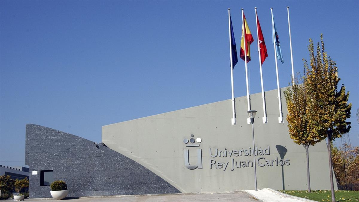 La competición consta de diversas categorías, en las que se potencia la oratoria, el debate y el pensamiento crítico