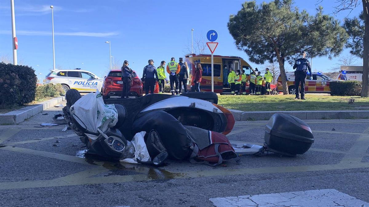 El Samur Protección Civil traslada al herido al Hospital de La Paz