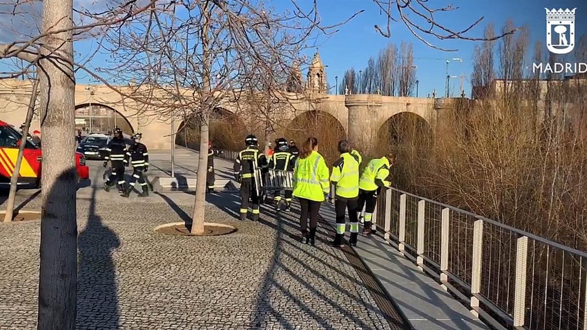 Los Bomberos consiguen recuperar del agua el cuerpo sin vida del varón